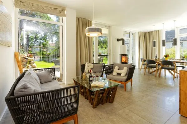 Wohnzimmer  Ferienhaus Reethäus'l mit Whirlpool, Sauna, Kamin und Terrasse