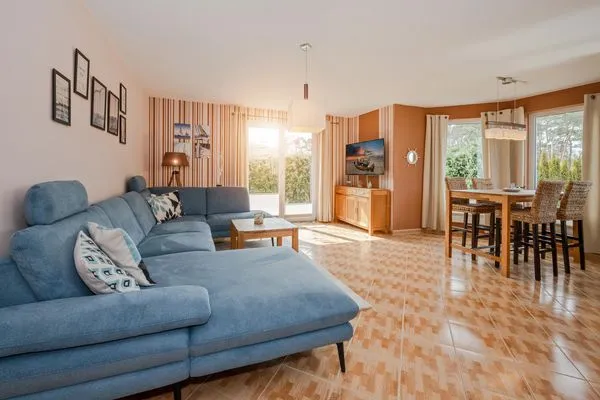 Hauptansicht  Ferienwohnung Strandläufer mit Badewanne, Terrasse mit Grill und Strandkorb