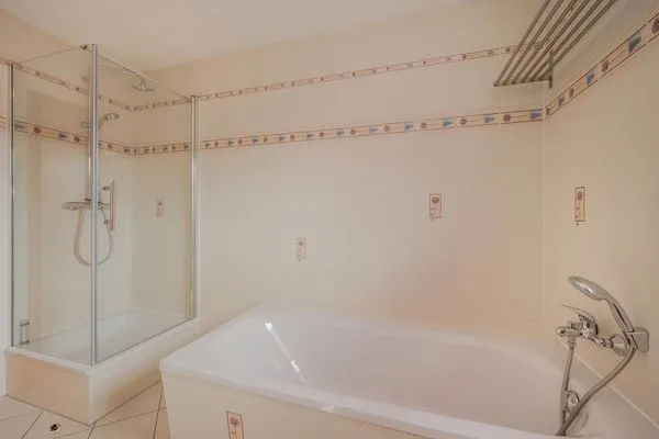 Badezimmer  Ferienwohnung Strandläufer mit Badewanne, Terrasse mit Grill und Strandkorb