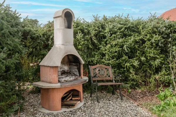 Garten  Ferienwohnung Strandläufer mit Badewanne, Terrasse mit Grill und Strandkorb