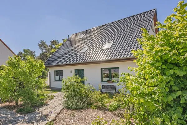 Fassade / Eingang  Ferienwohnung Strandläufer mit Badewanne, Terrasse mit Grill und Strandkorb