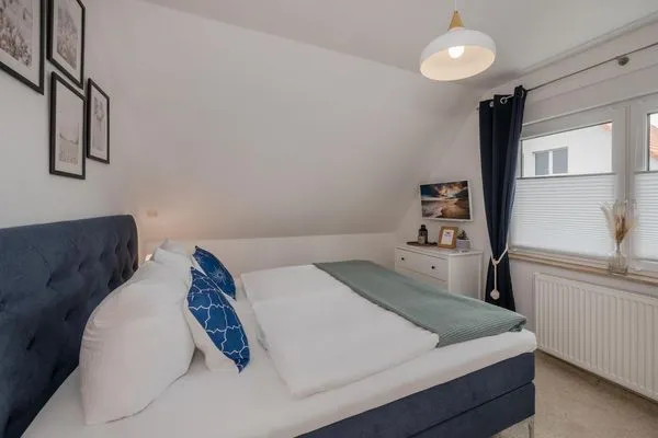 Schlafzimmer  Ferienwohnung Strandlerche mit Balkon, Badewanne und Dusche