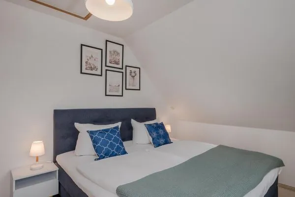 Schlafzimmer  Ferienwohnung Strandlerche mit Balkon, Badewanne und Dusche