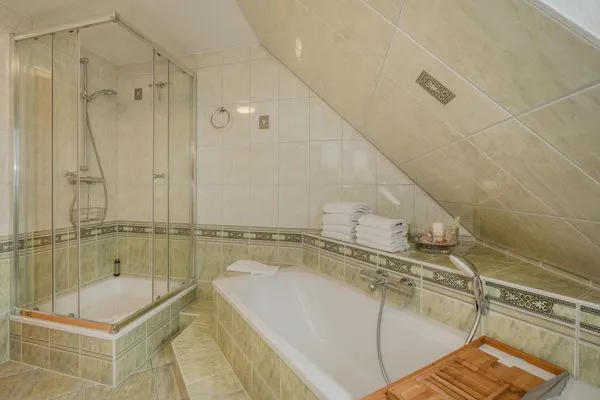 Badezimmer  Ferienwohnung Strandlerche mit Balkon, Badewanne und Dusche