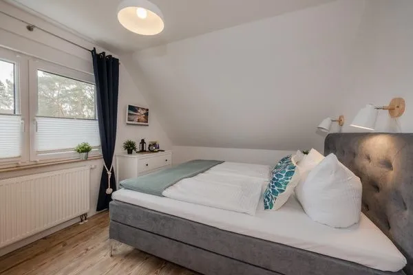 Schlafzimmer  Ferienwohnung Strandlerche mit Balkon, Badewanne und Dusche