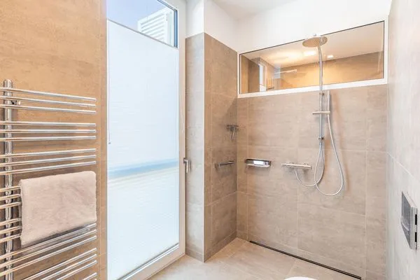 Badezimmer  Apartment Edelweiss mit Sauna, Terrasse und privaten Zugang zum Haff