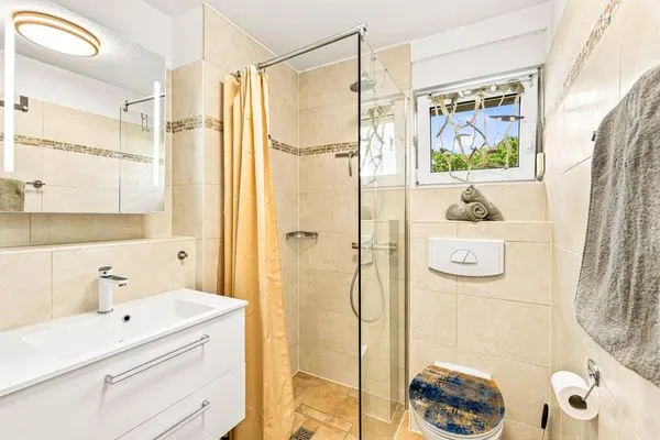 Bad mit Dusche und WC Residenz am Strand Wohnung 4-58