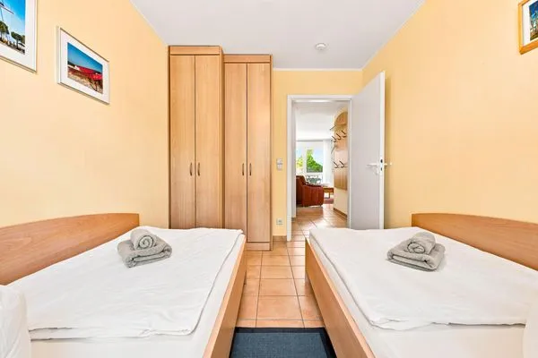 Schlafzimmer mit zwei Einzelbetten und Kleiderschrank Residenz am Strand Wohnung 4-58