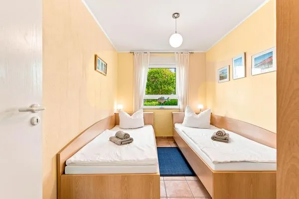 Schlafzimmer mit zwei Einzelbetten und Kleiderschrank Residenz am Strand Wohnung 4-58