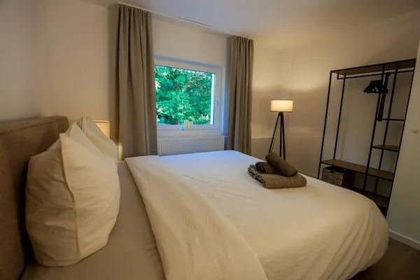 Schlafzimmer 1 - mit gemütlichem Doppelbett und Blick ins Grüne  Finkenblick