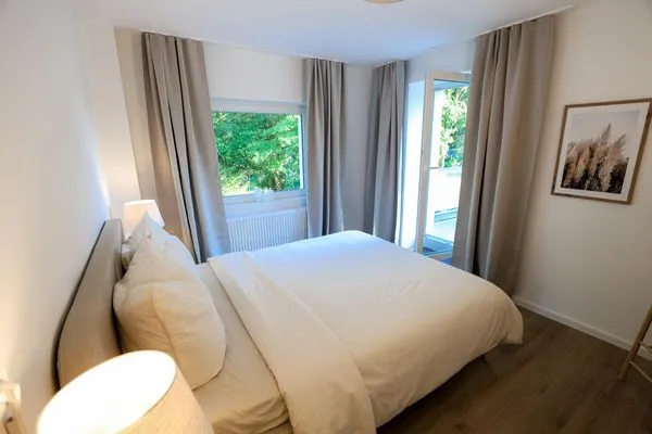 Schlafzimmer 2 - mit Verdunklungsvorhängen & Terrassenzugang  Finkenblick