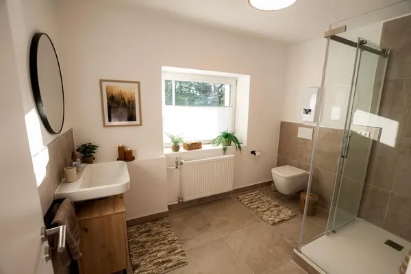 Elegantes Badezimmer mit Dusche  Finkenblick