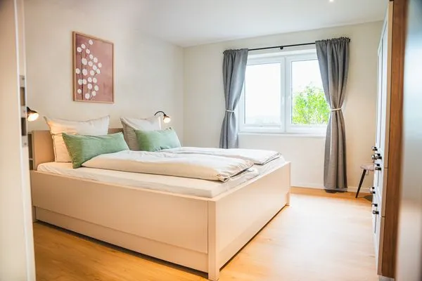 Schlafzimmer zur Feldseite mit ausziehbarem Doppel-/Familienbett  Ferienhaus Landliv Huus