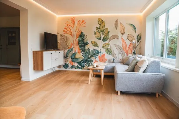 Wohnbereich mit gemütlichem Sofa und Smart-TV  Ferienhaus Landliv Huus