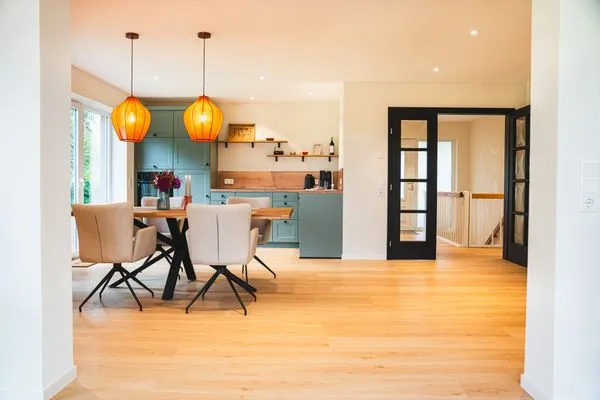 Offene Küche mit Essbereich und Terrassenzugang  Ferienhaus Landliv Huus