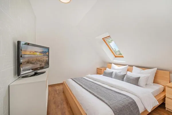 Schlafzimmer  Ferienwohnung Am Bahnhof mit 2 Bädern und nur 700 m zum Strand