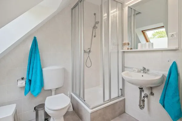 Badezimmer  Ferienwohnung Am Bahnhof mit 2 Bädern und nur 700 m zum Strand