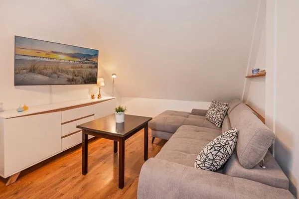 Wohnzimmer  Ferienwohnung Am Bahnhof mit 2 Bädern und nur 700 m zum Strand