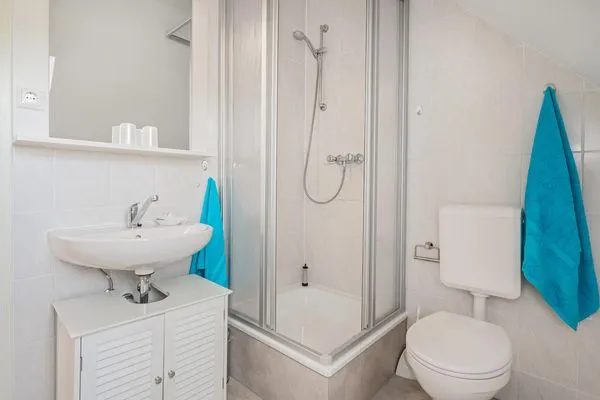 Badezimmer  Ferienwohnung Am Bahnhof mit 2 Bädern und nur 700 m zum Strand