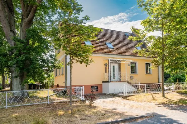 Fassade / Eingang  Ferienwohnung Am Bahnhof mit 2 Bädern und nur 700 m zum Strand