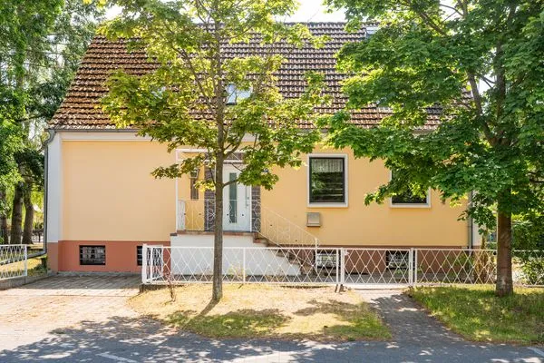 Fassade / Eingang  Ferienwohnung Am Bahnhof mit 2 Bädern und nur 700 m zum Strand