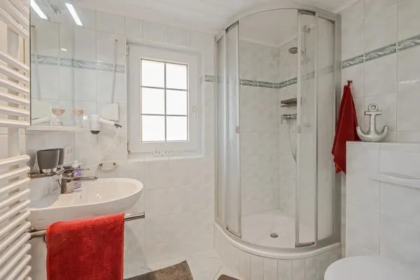 Badezimmer  Ferienwohnung Sanddorn mit Terrasse und nur 400 m zum Strand