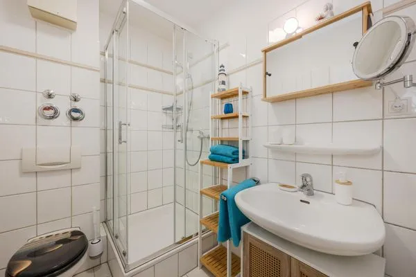 Badezimmer  Ferienwohnung Achterliek nur 300 m zum Strand mit Balkon