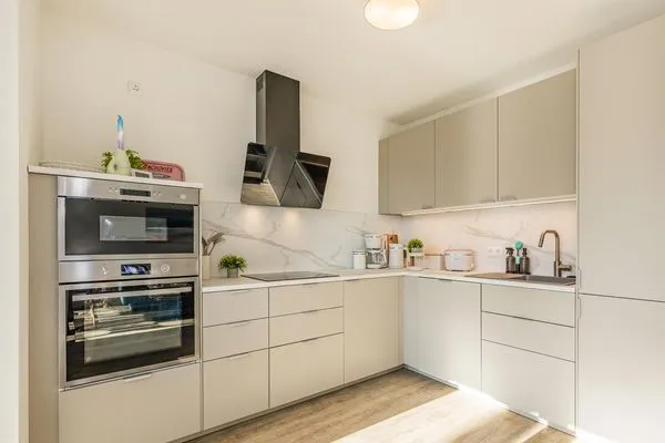 Küche / Küchenzeile  Ferienwohnung Haff & Herz mit Balkon, Freizeit- und Kinderspielbereich