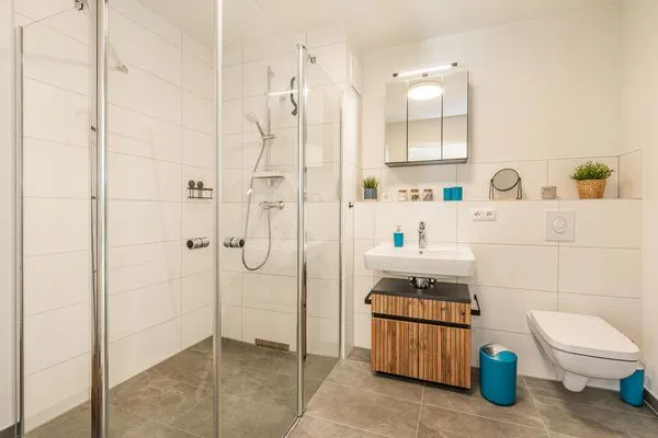 Badezimmer  Ferienwohnung Haff & Herz mit Balkon, Freizeit- und Kinderspielbereich