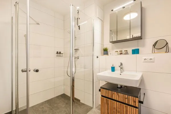 Badezimmer  Ferienwohnung Haff & Herz mit Balkon, Freizeit- und Kinderspielbereich