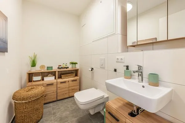 Gäste-WC  Ferienwohnung Haff & Herz mit Balkon, Freizeit- und Kinderspielbereich