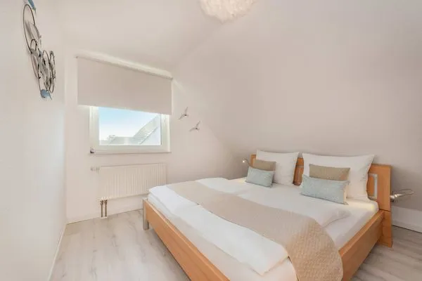Schlafzimmer  Ferienwohnung Thusnelda mit Balkon und nur 500 m zum Strand