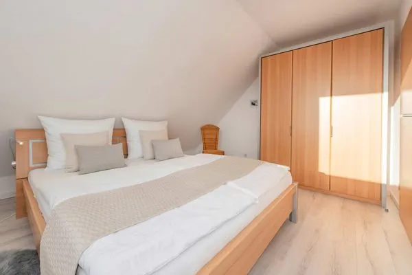 Schlafzimmer  Ferienwohnung Thusnelda mit Balkon und nur 500 m zum Strand