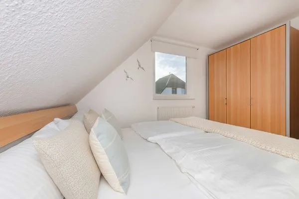 Schlafzimmer  Ferienwohnung Thusnelda mit Balkon und nur 500 m zum Strand