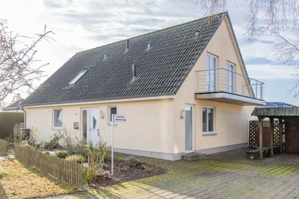 Fassade / Eingang  Ferienwohnung Thusnelda mit Balkon und nur 500 m zum Strand