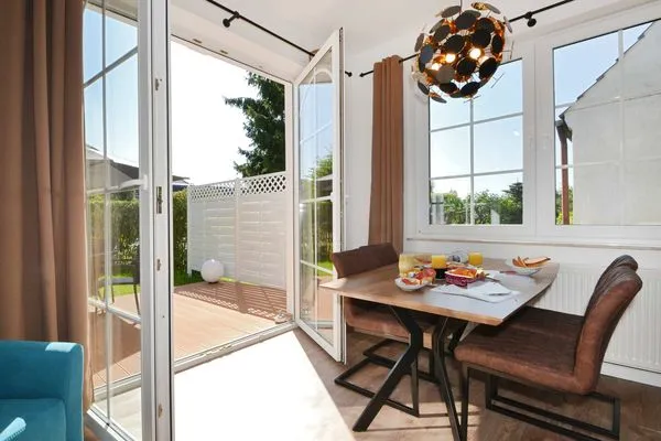 Wohnzimmer Haus Usedom App. MeeresSpiegel mit Terrasse und nur 350 m zum Strand