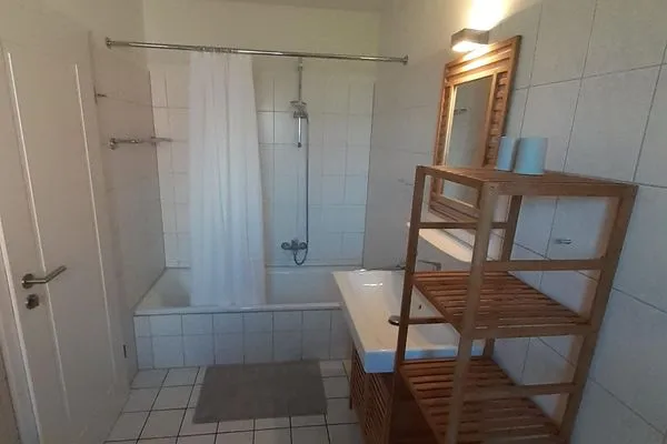 Badezimmer mit Waschbecken und Badezimmer Zur Hanse Wohnung 1.2
