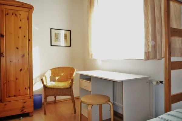 Kleiderschrank und Sitzecke im Kinderzimmer Zur Hanse Wohnung 1.2