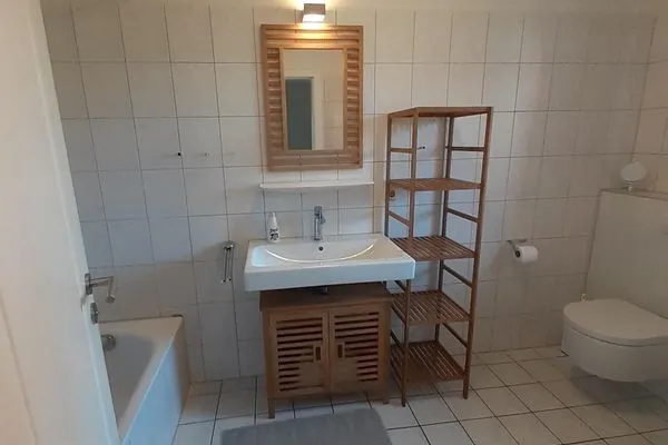 Badezimmer mit Waschbecken und Badezimmer Zur Hanse Wohnung 1.2