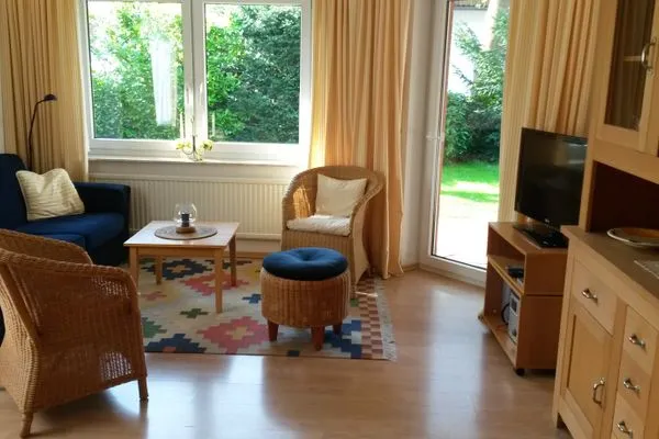 Wohnbereich mit Sofa und TV Zur Hanse Wohnung 1.2