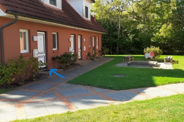 Vorderseite des Hauses mit Sandkasten Zur Hanse Wohnung 1.2