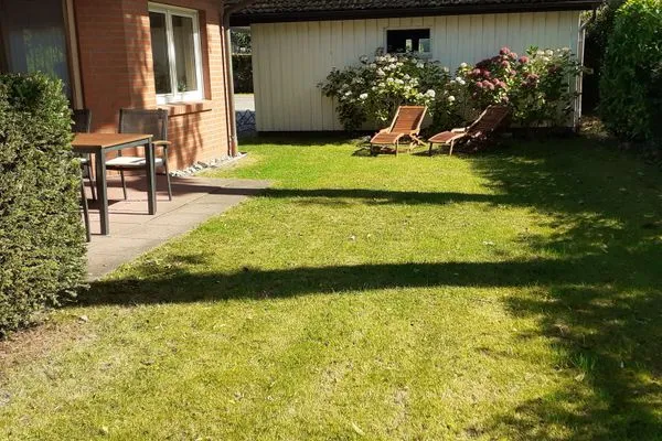 Gartenanteil mit Sonnenliegen Zur Hanse Wohnung 1.2