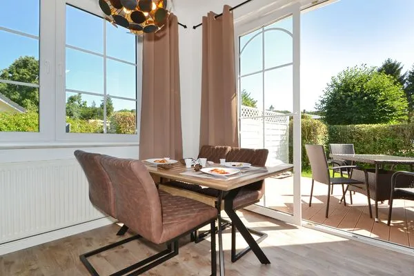 Wohnzimmer Haus Usedom App. MeeresBucht mit Sonnenterrasse und nur 350 m zum Strand
