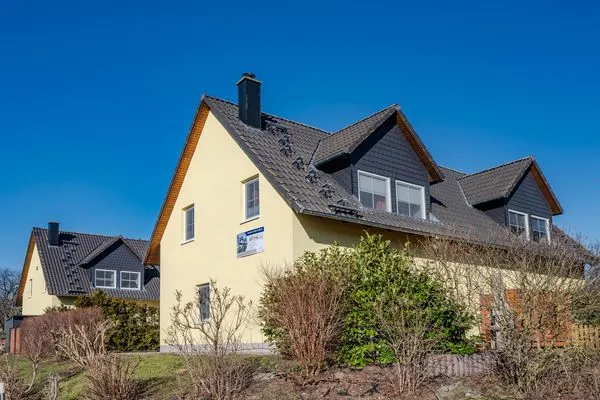 Fassade / Eingang  Ferienhaus Golfblick mit Sonnenterrasse und Kamin