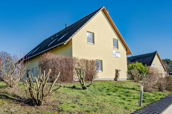 Fassade / Eingang  Ferienhaus Golfblick mit Sonnenterrasse und Kamin