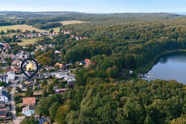 Vogelperspektive  Ferienhaus Golfblick mit Sonnenterrasse und Kamin