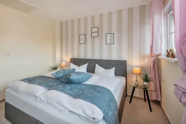 Schlafzimmer  Ferienwohnung Strandbrise mit Kamin und Balkon