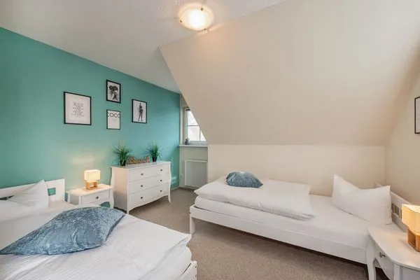Schlafzimmer  Ferienwohnung Strandbrise mit Kamin und Balkon
