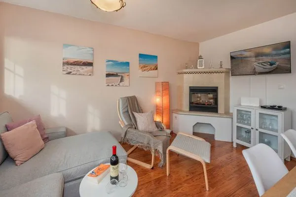 Wohnzimmer  Ferienwohnung Strandbrise mit Kamin und Balkon