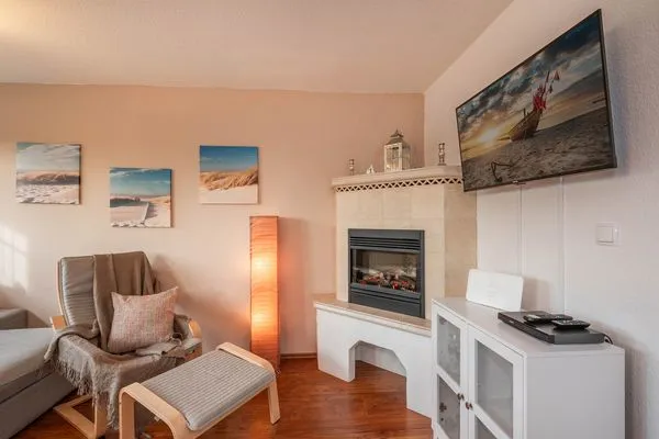 Wohnzimmer  Ferienwohnung Strandbrise mit Kamin und Balkon
